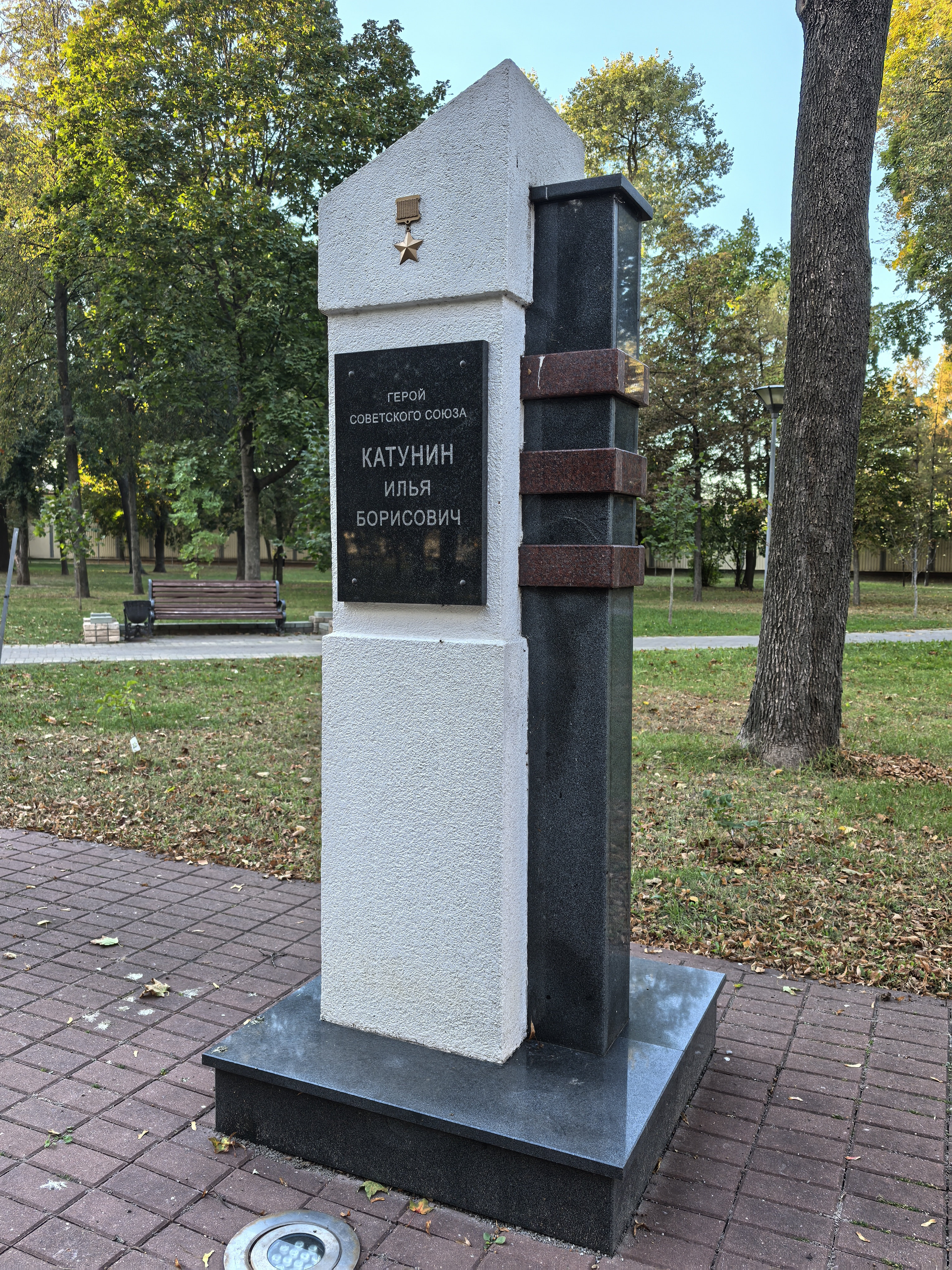 Стела в честь Ильи Катунина на Аллее Героев