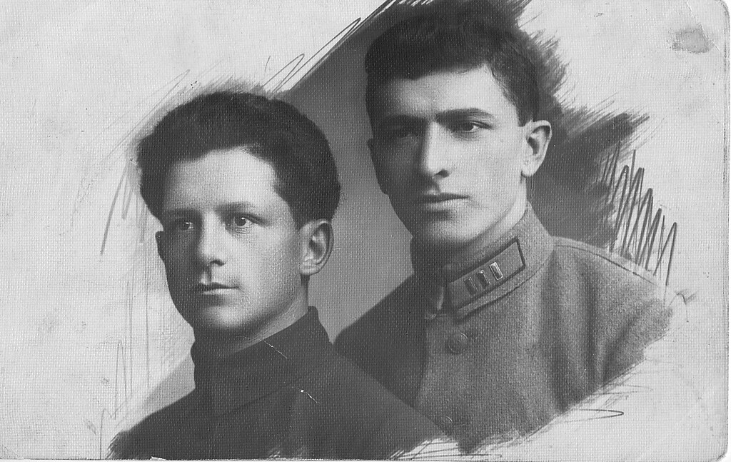 С другом детства Мишей Амроминым, 1925 г.