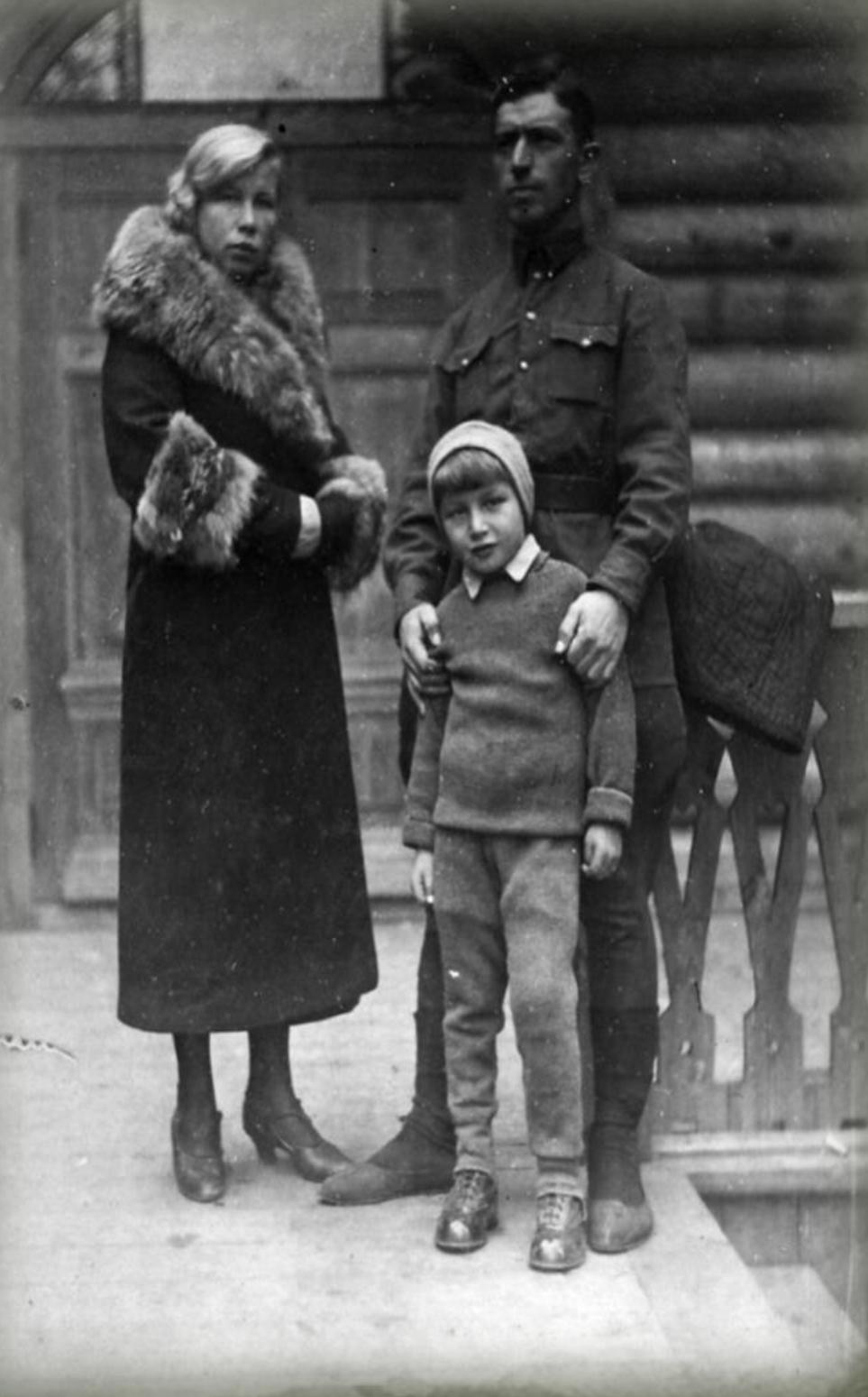 С. Кремер с женой Евгенией и сыном Виктором. 1935 г.