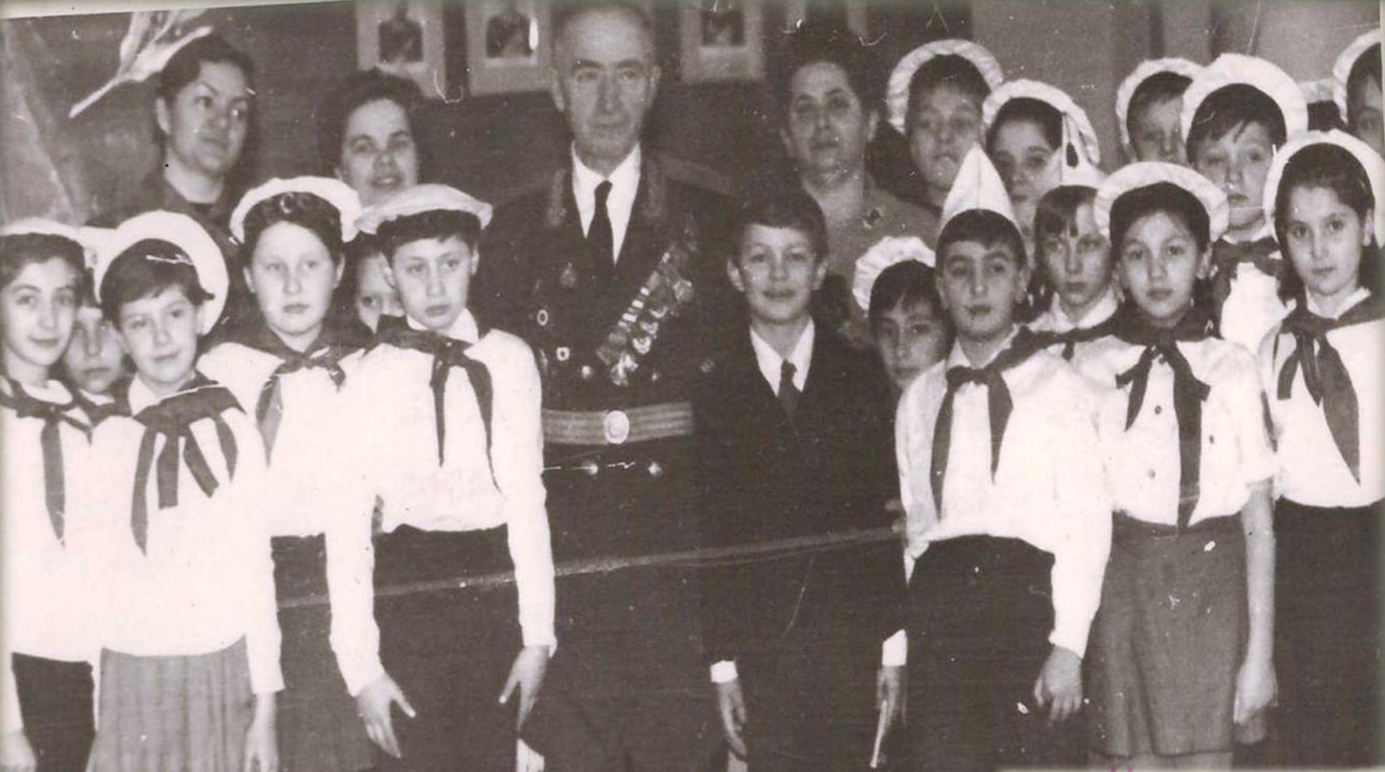 С. Кремер с Одесской сводной дружиной пионеров. 1969 г.