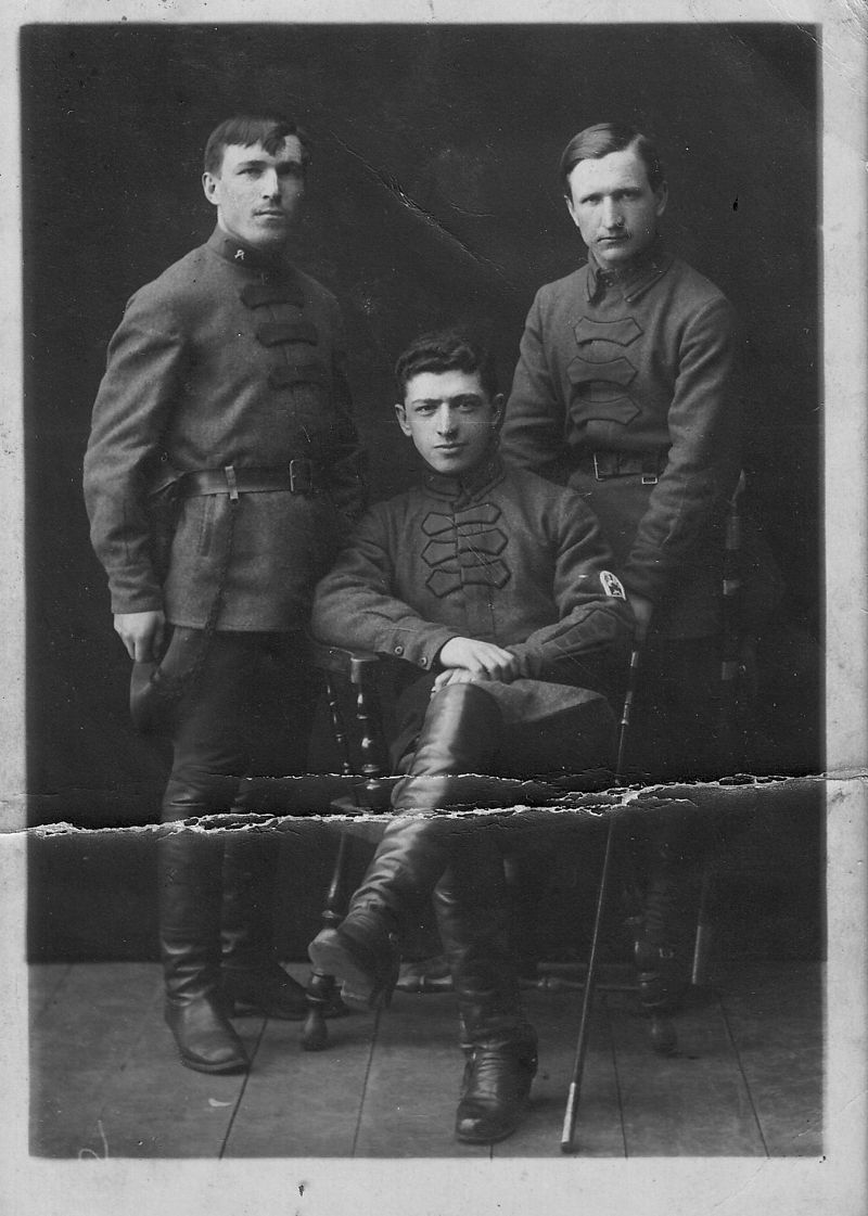 Симон Кремер (в центре) на службе в Красной армии. 1924 г.