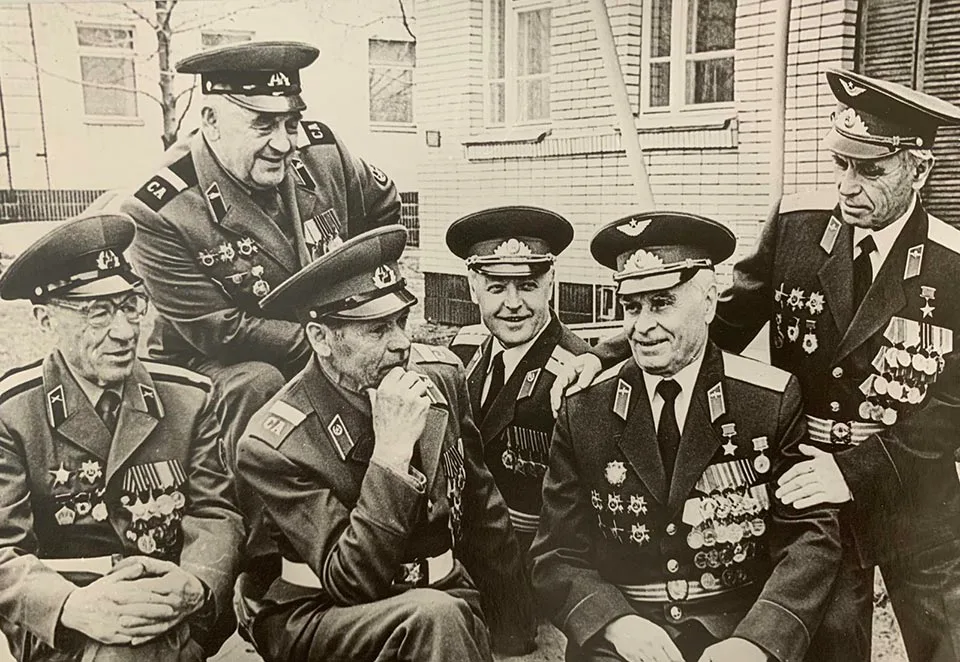 Герой Советского Союза Д. Н. Пенязьков вреди ветеранов г. Гомеля (первый справа). 1990 г.